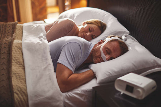 DreamWear Nasenmaske mit Ausatemventil, Kopfband und 4 Maskenkissen